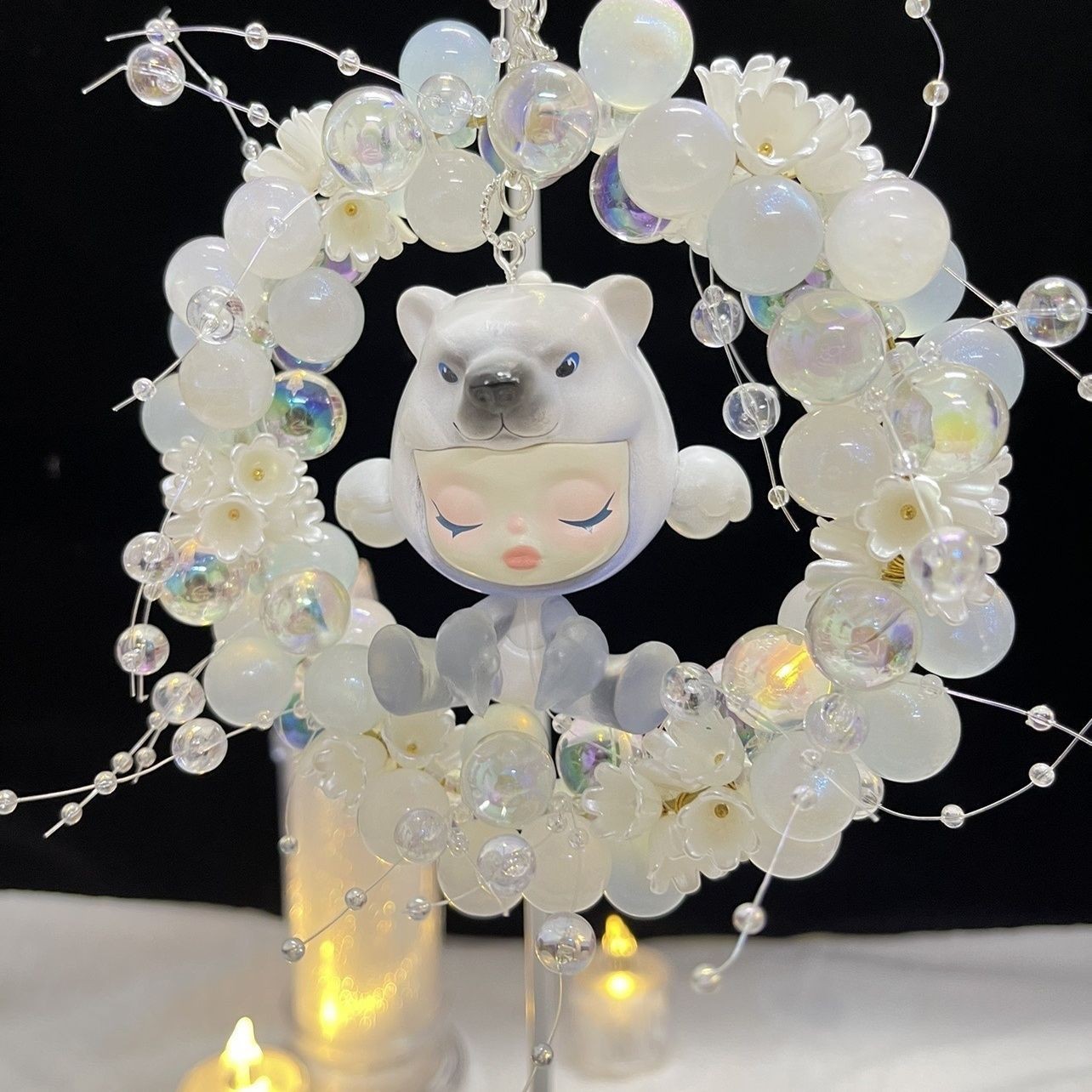 아기를 안고 있는 반짝이는 구슬의 완전한 원 (잃어버린 북극곰)