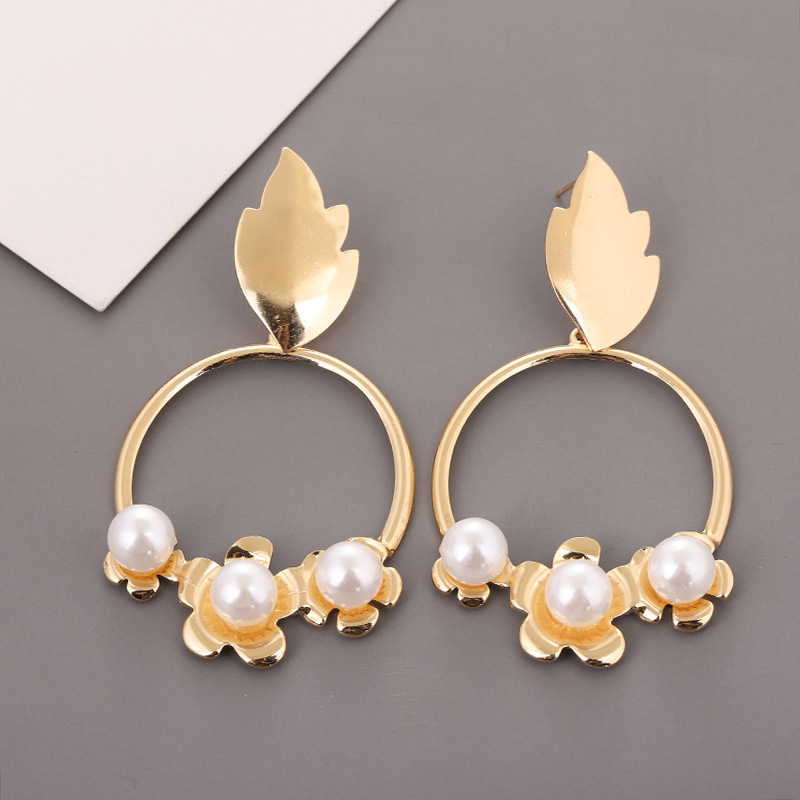 Fashion Alloy Inlaid Pearl Leaf Round Earring display picture 3