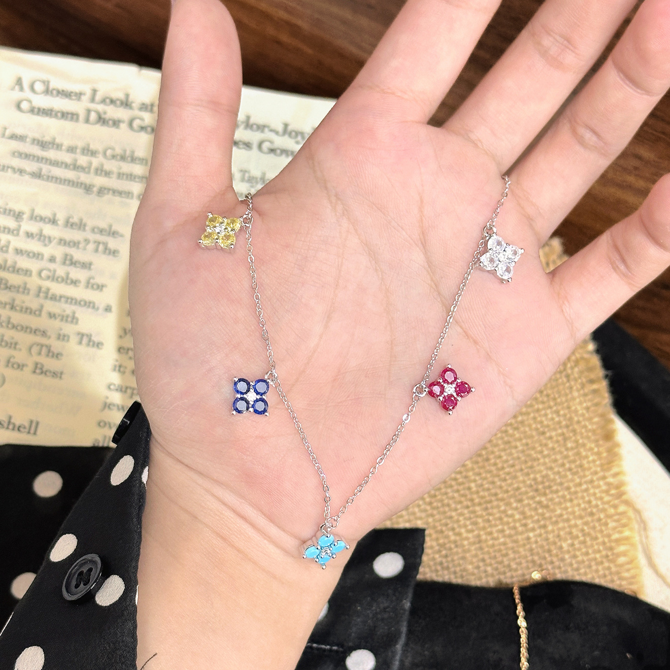 Populair op Xiaohongshu: Armband met dopaminekleurige diamanten en klavertje vier voor dames, lichte luxe, hoogwaardig, elegant._voghion.com