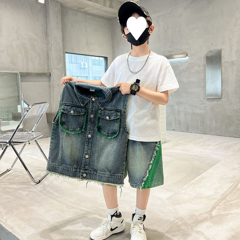 녹색 조끼 + 바지 + 흰색 T