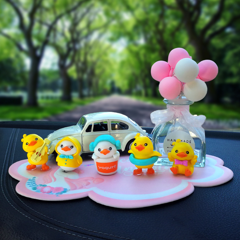 Nuevo adorno de coche creativo rojo neto dibujos animados pequeño pato amarillo adorno de coche consola central lindo lindo pato recto