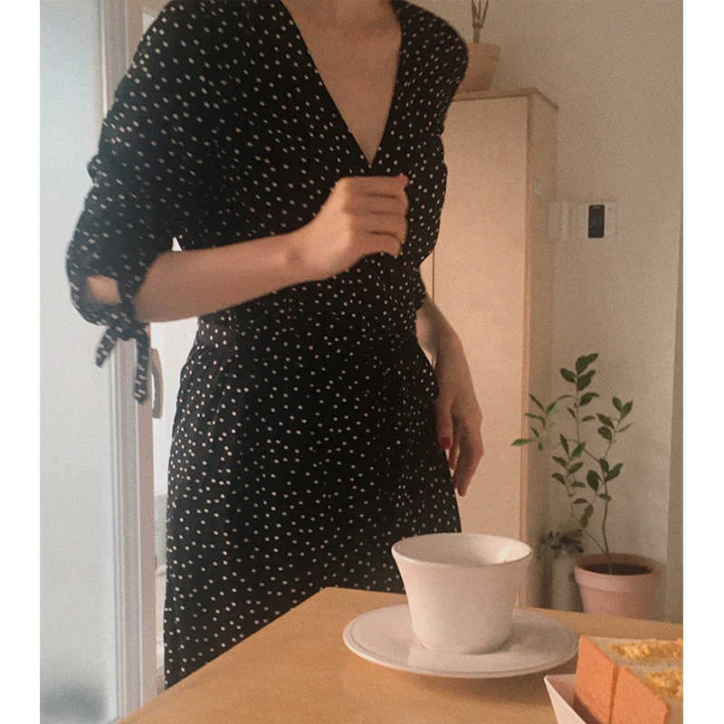 现H~法式复古黑色波点V领长裙2025夏季新款韩版显瘦收腰中袖连衣
