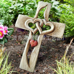 ľ��ƽ��ӡˢ����ʮ�ּ�Carved wooden cross-intertwined hearts