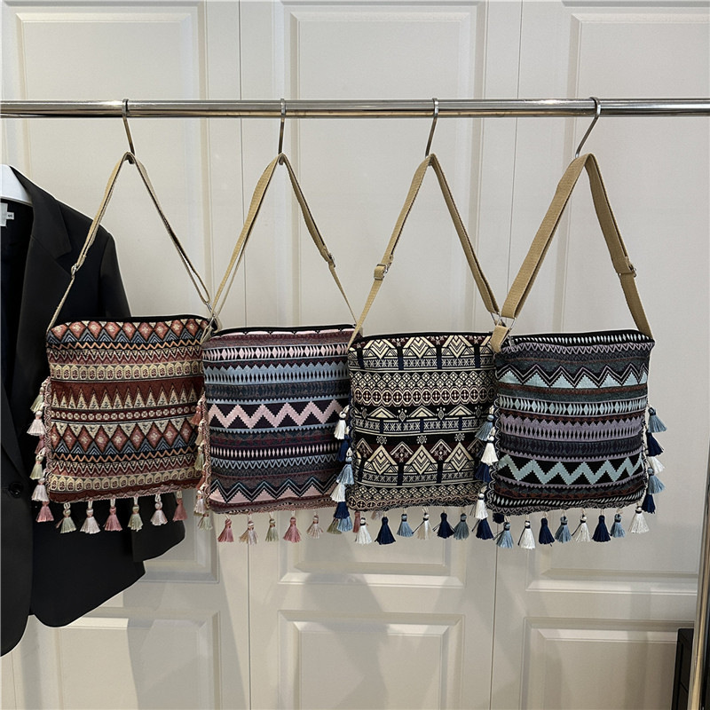 2026 New Ethnic Style Large-Capacity Canvas Shoulder Bag for Women with Unique Tassels and Bohemian Style Cross-Border Women's Bag
