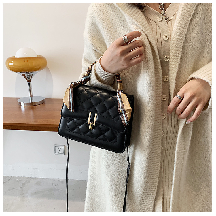 Lingge Embroidery Thread Chain Small Square Bag Fashion Retro One-shoulder Diagonal Bag display picture 2