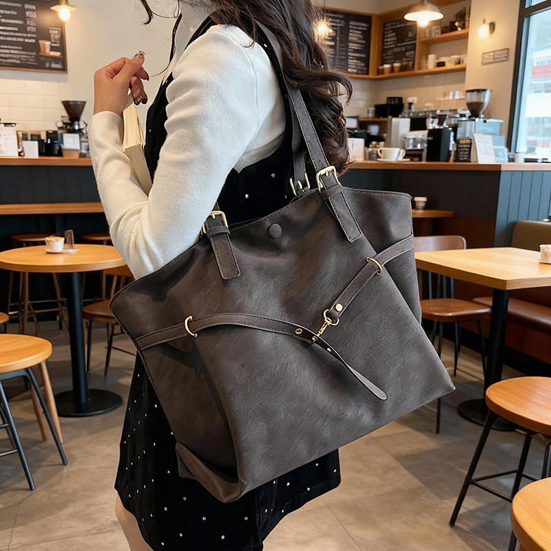 Otoño y invierno bolsas de mujer de viaje ocio retro de gran capacidad 2025 nuevo estilo coreano bolsas de mano versátiles