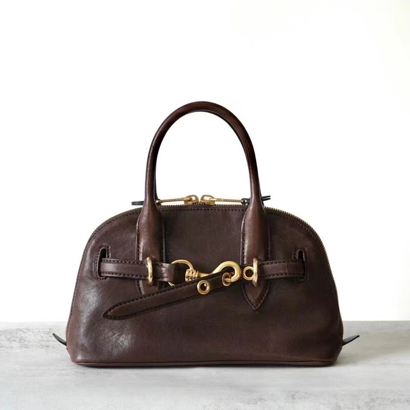 Miu Brand's Same Style Vegetable-Tanned Sheepskin Shell Bag with Horsebit Clasp, Handbag, Crossbody Bag, Women's Trendy Bowling Bag, New Model