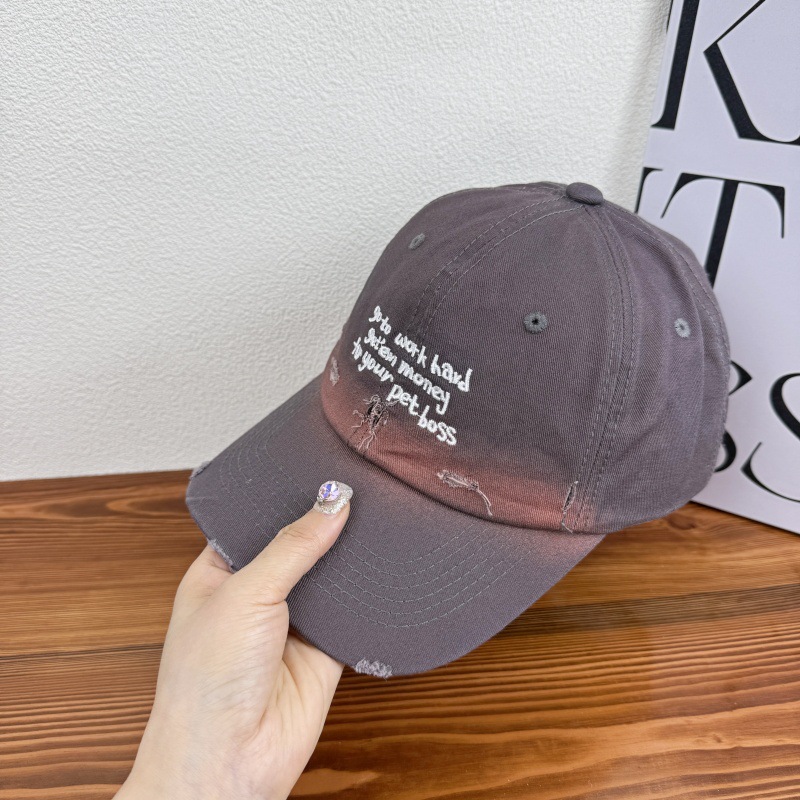 Sombrero de vaquero con tres letras - café