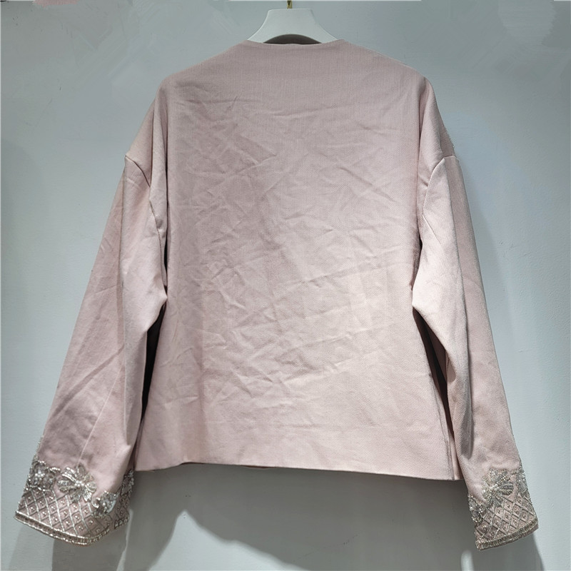Estación europea 2026 primavera nueva moda versátil cuello redondo industria pesada clavos bordados cuentas mujeres sueltas delgadas moda femenina