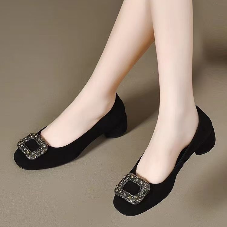 Tacones bajos cuadrados de diamante zapatos casuales de una sola mujer 2026 nuevo primavera negro ligero temperamento zapatos de viaje de talón grueso