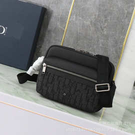 D奥男士斜挎包D家信使包相机包压花绣线邮差包供跨境图片实拍