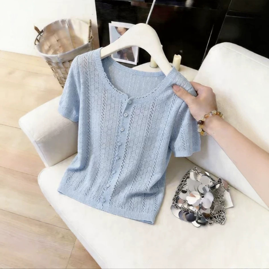 Áo thun ngắn tay nữ kiểu dáng họa tiết đục lỗ tinh tế, phong cách tiểu thơ — màu xanh nhạt chi tiết 4