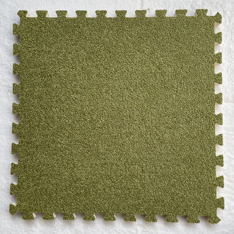 アリの絨毯をつなぎ合わせて、毛の絨毯の泡のマットを敷きます。