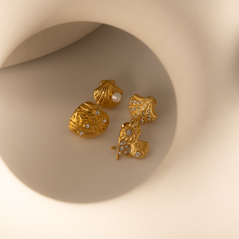 Taena Pendientes de acero de titanio chapado en oro de 18k europeos y americanos Pendientes de circonio con incrustaciones de estilo de playa de concha de alta calidad