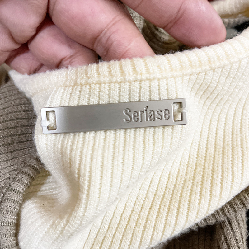 定内衣服装金属标大衣冬装领标链打孔字母毛衣铭牌手缝制标牌工厂