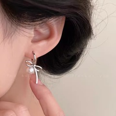 925銀の針の蝶結びの真珠の耳のボタンは軽くて豪華で高級感があります。