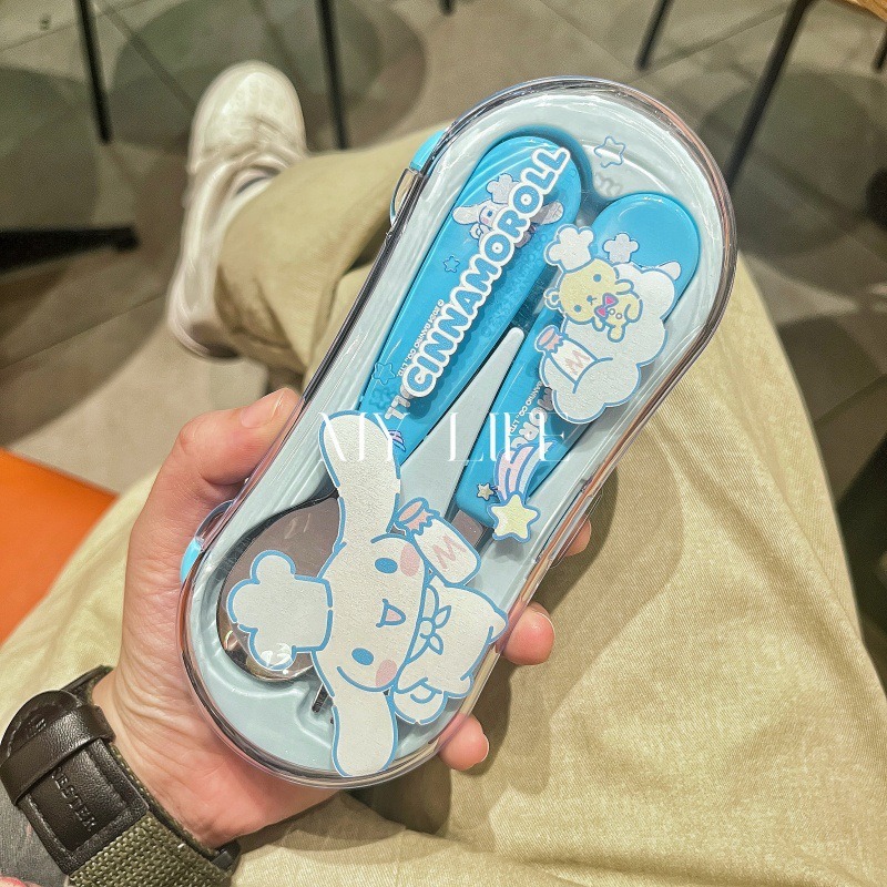 계피 개 숟가락과 포크
