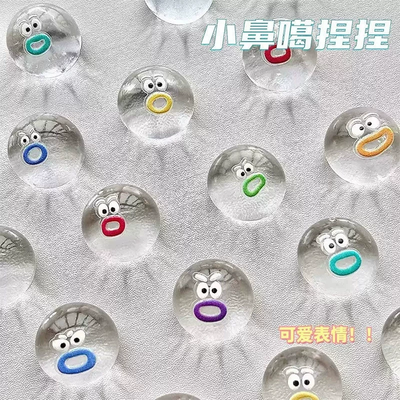 Маленький нос и прозрачная сумка для выражения щепотки мультфильма