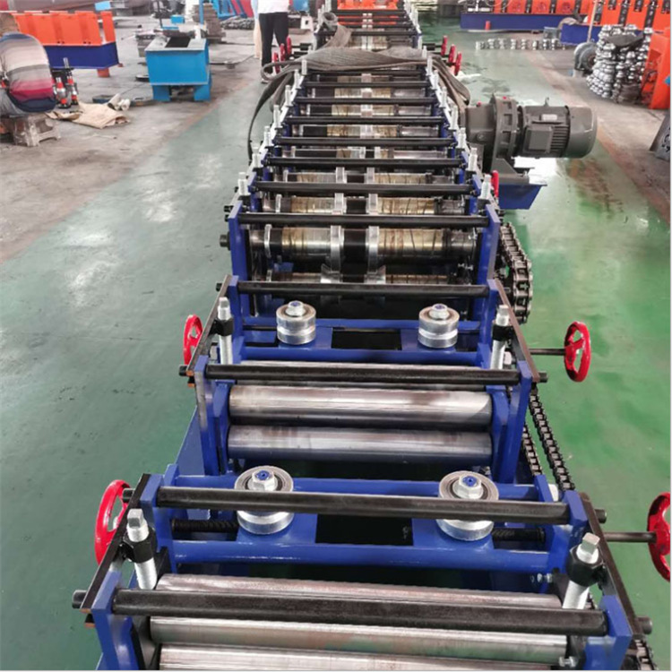 Equipo automático de formación de correas de estructura de acero Máquina formadora de baldosas de acero de color Prensa de baldosas de acero en forma de C