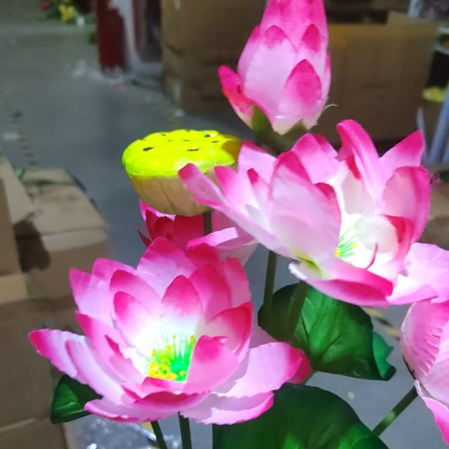 Fabricante de flores artificiales de pantalla de fotos Venta al por mayor de flores falsas baratas Sacrificio de flores de seda para Buda Loto falso 9 flores de loto artificiales