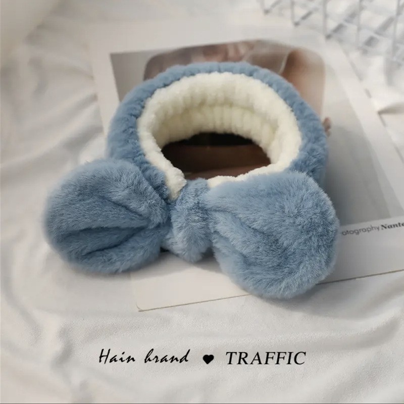 顔を洗って髪を洗って新型の少女の韓国の化粧をつけてマスクの専用のカチューシャをつけます。