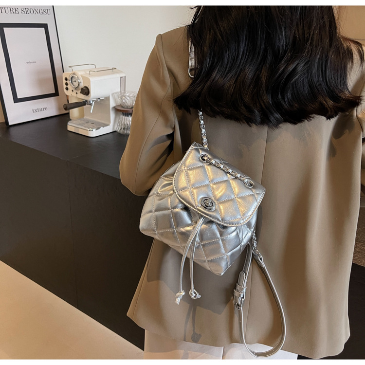 Mochila de cadena de diamantes de estilo occidental para mujer 2024 nueva mochila plateada de verano para estudiantes universitarios
