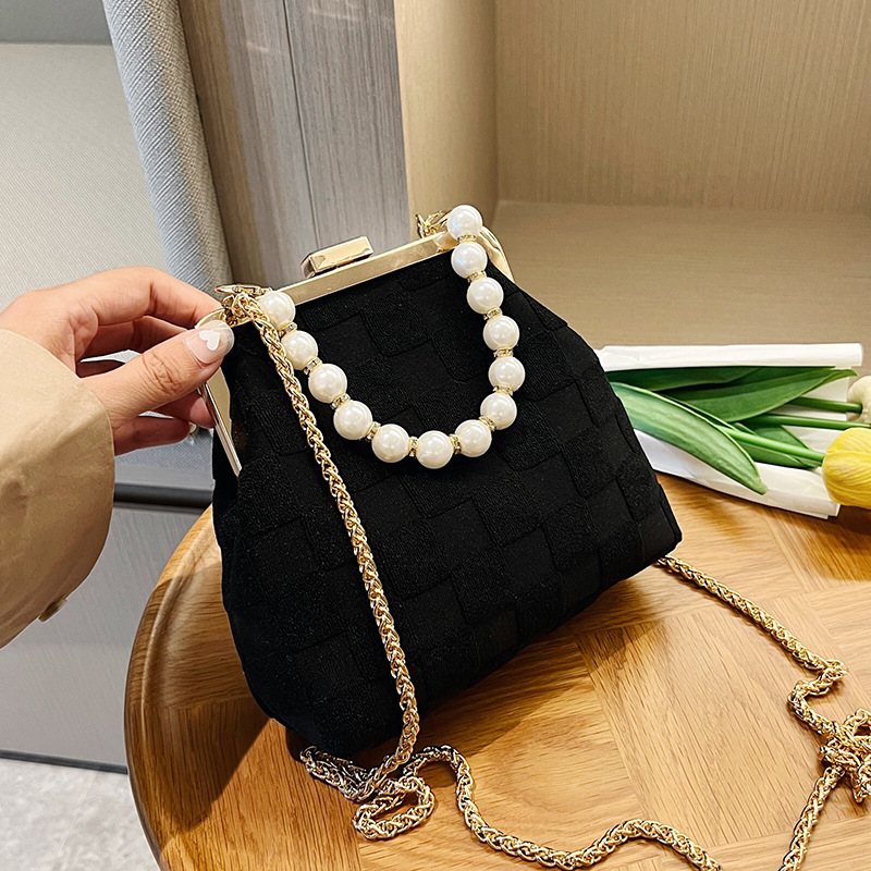 Kleine frische Tasche Damentasche 2023 Winter neue trendige Modekette Umhängetasche Internet-Berühmtheit Perlen-Handclip-Tasche_voghion.com