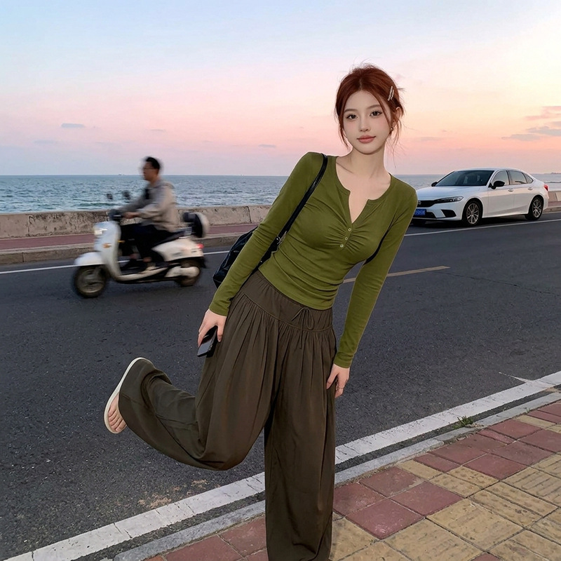Green long-sleeved T-shirt for women, 2026 new autumn collection, slim-fit base layer, American-style chic V-neck top with button detailing