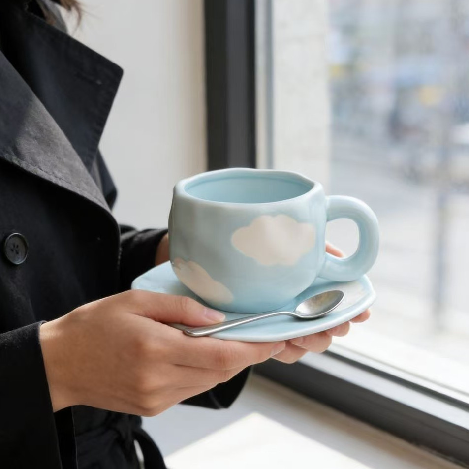 Estilo coreano inswind mano flor cerámica taza de café y plato conjunto taza de té de la tarde pequeñas flores pintadas a mano taza un plato
