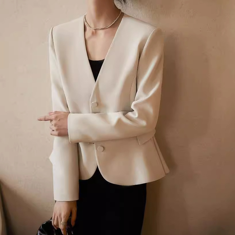 Qadın V-yaxalı qısa jaket - payız üçün zərif model