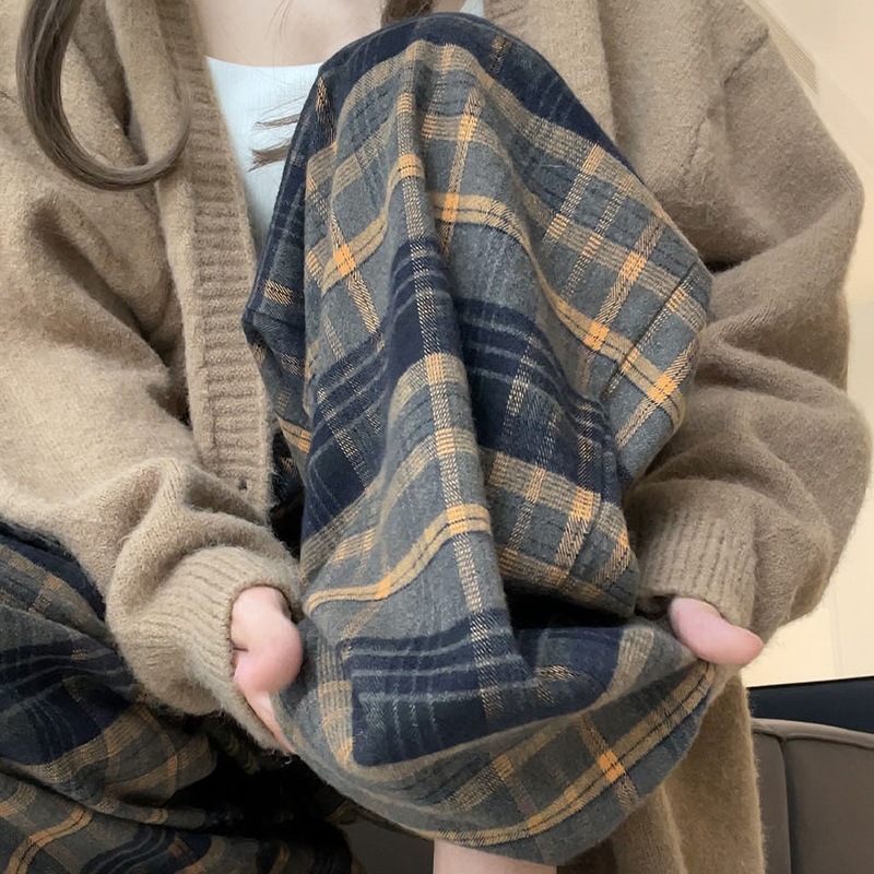 2025年秋冬向け、妊婦さん向けの裏起毛チェック柄パンツ。ゆったりとしたカジュアルで快適なハイウエストで、着痩せ効果も期待できる妊婦さん向け冬服です。