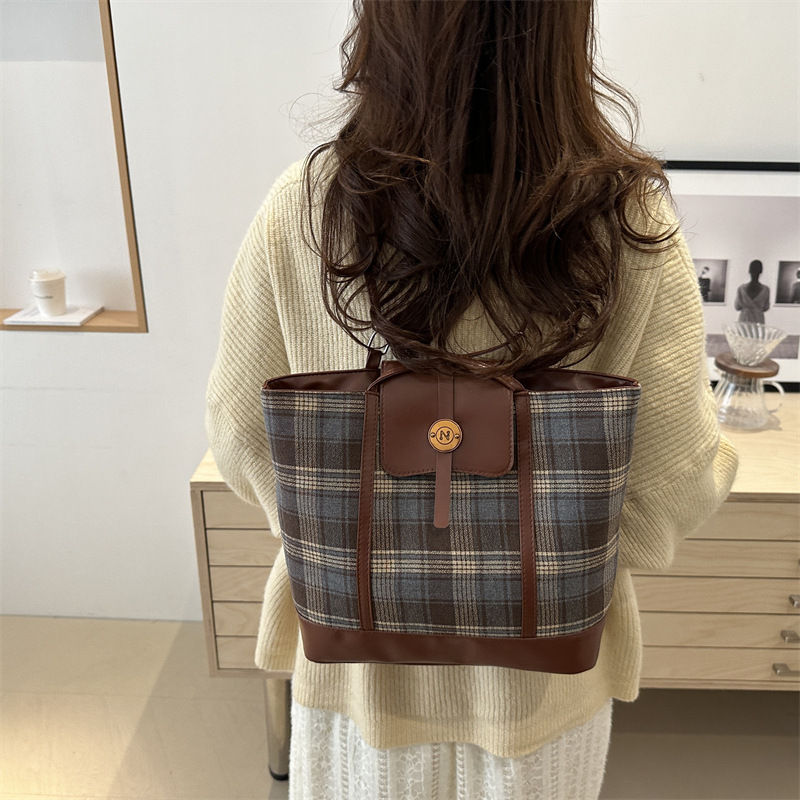 Bolsas de gran capacidad de cuadrillas populares de otoño y invierno de mujeres 2024 nueva moda retro bolsas de tote versátiles mochila de hombro casual