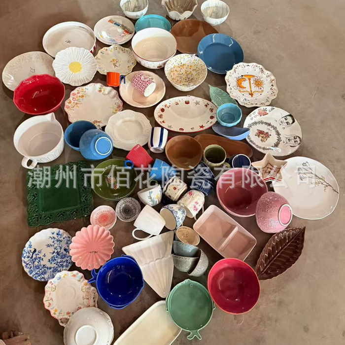 Trendy sample room bowls, plates, and other unique ceramic items are hot-selling items for street vendors. Wholesale of daily-use miscellaneous goods in mixed assortments