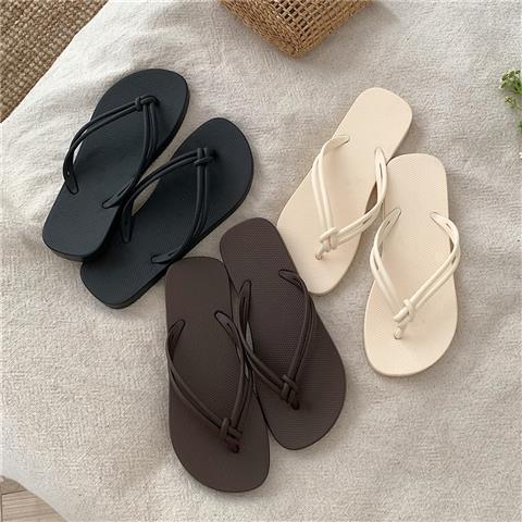 Korean-style Instagram-worthy casual flip-flops for women—summer outdoor wear, non-slip, perfect for showering or beach outings.