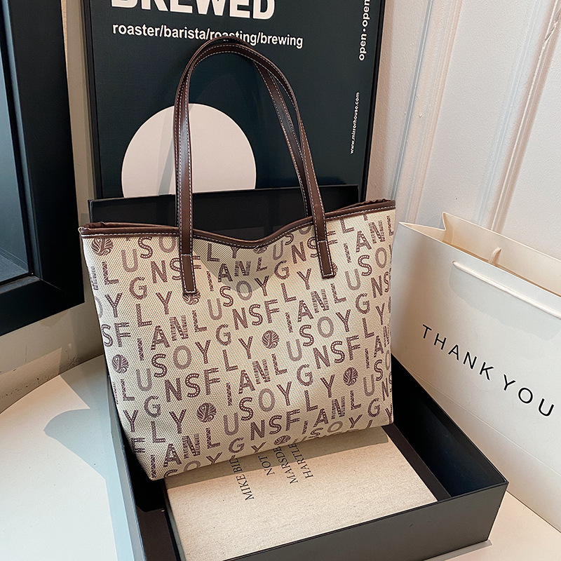 Bolsas de gran capacidad de este año, bolsas de moda populares, bolsas de viaje portátiles de hombro, invierno 2024, nueva marea de letras