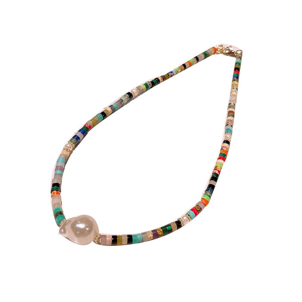 Design retro necklace from pearl