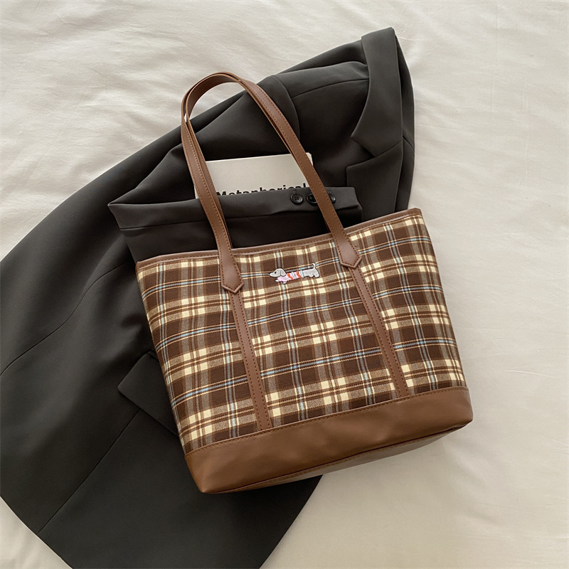 Otoño y invierno retro bolsas de gran capacidad a cuadrícula para mujeres 2024 nueva bolsa de hombro de viajes casuales bolsa de estudiantes universitarios