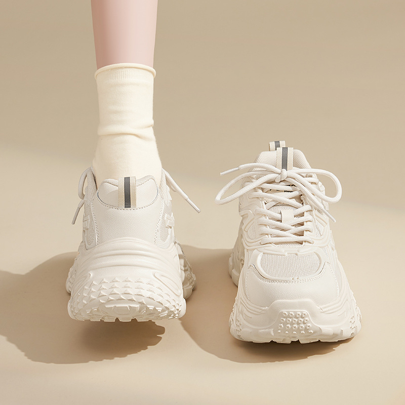 Augu Shi Deng zapatos de papá y mujer 2025 nuevo invierno mallas casuales pequeñas zapatillas deportivas blancas con suela gruesa ligera para mostrar pies pequeños