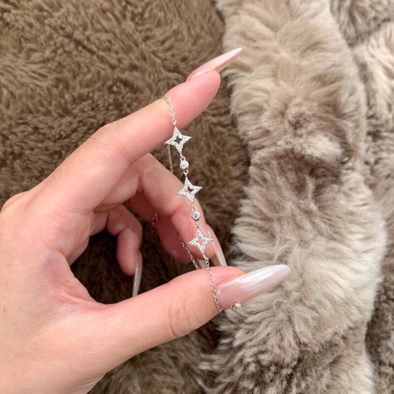 S925 sterling silver four-pointed star bracelet, a delicate and fashionable design, exuding elegance and a touch of luxury, a versatile accessory, perfect as a Valentine's Day gift