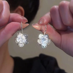 洗練された超キラキラ銀色の花ジルコンのイヤリングは贅沢で高級感がある