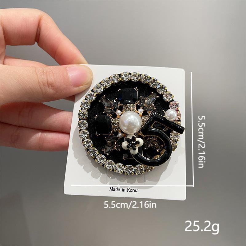 レトロなイギリスのパンク風のバッジの盾のブローチの真珠のバロックの気質のスーツのセーターの服のピンの卸売り