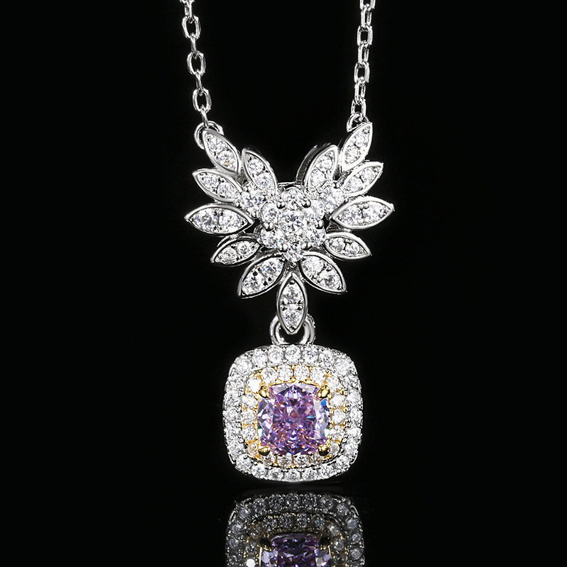 Zhuang Shengsheng Joyas Fondo de cobre chapado en oro Diamante de alto carbono Flor de hielo Temperamento de cobre Lujo ligero Colgante de alas de ángel Mujer 6*6 al por mayor