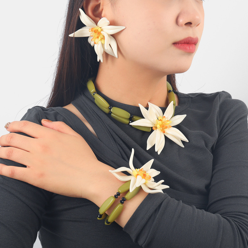 Z New 3-Piece Set of Exaggerated Flower Resin Earrings, Necklace, and Bracelet for Women, Cross-Border Wholesale Fashion