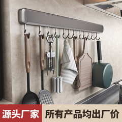 穴を開けないで台所のフックを掛けます。壁掛け多機能調理器具のスプーンを掛けます。