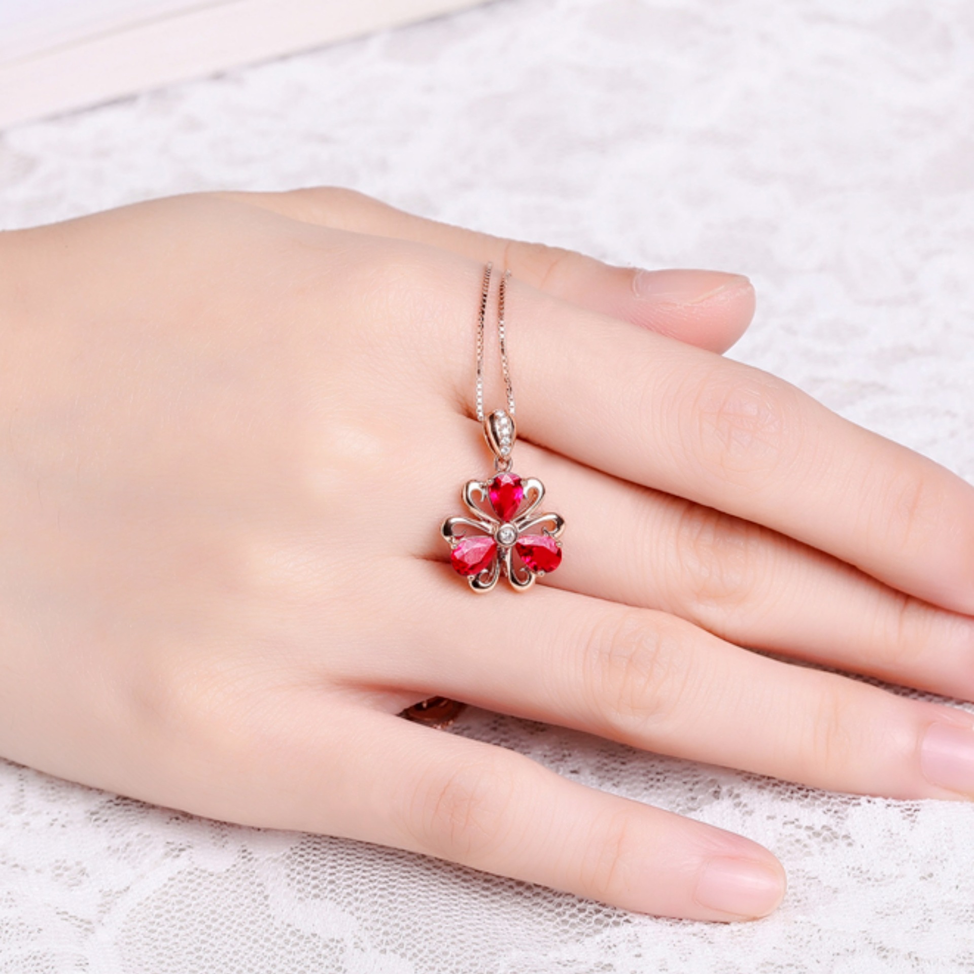 새로운 패션 클로버 레드 다이아몬드 펜던트 행운의 3 잎 잔디 꽃 다이아몬드 펜던트 목걸이 선물