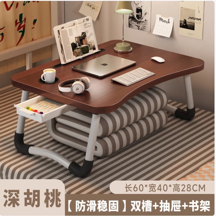 ベッドの上でノートパソコンの机を使います。|undefined