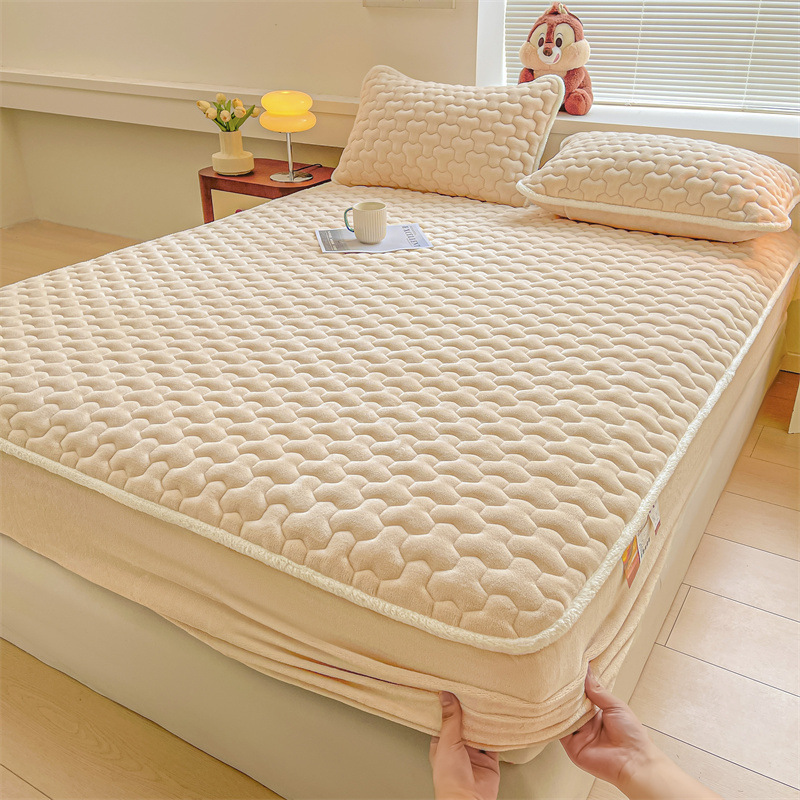 2024 invierno nuevo estilo color sólido color liso leche terciopelo acolchado juego de cama de tres piezas cálido funda protectora Simmons