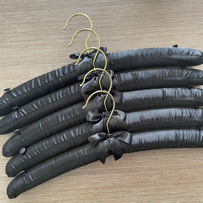 Bolsa de comercio exterior percha de tela esponja tela de seda de satén ropa soporte colgante gancho de oro ropa costura botón antideslizante