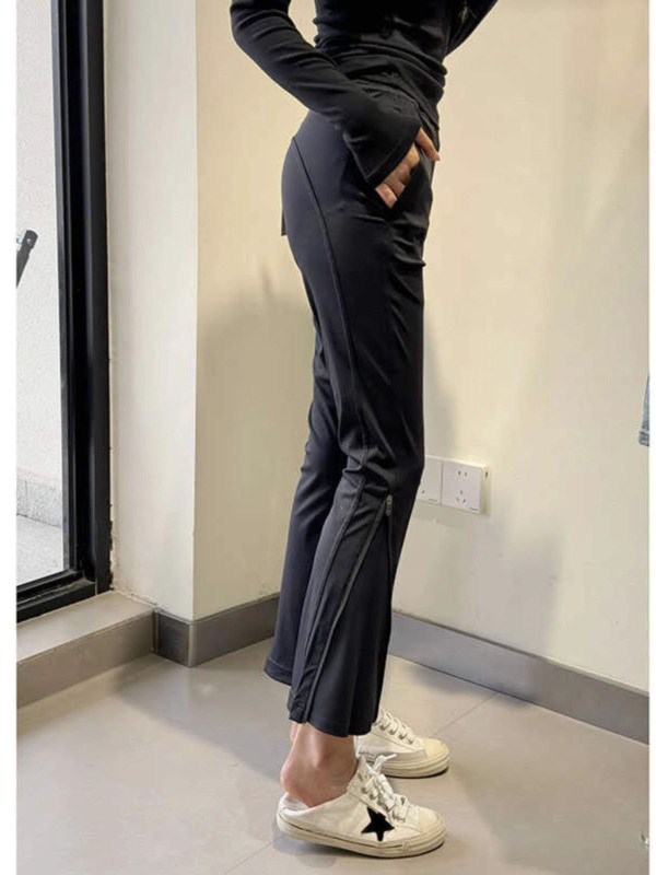 黒いファスナーのスポーツズボンの女性の夏のハイウエストの快適さはやせています。|undefined