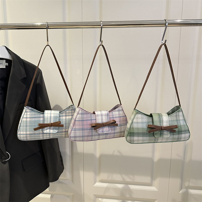 Moda personalidad hermosa versión coreana del bolso de la axila del palo francés 2025 lazo femenino moda nuevo bolso a cuadros de un solo hombro